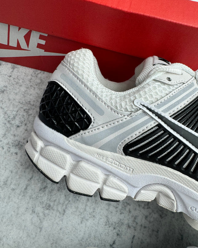Nike Zoom Vomero 5 - White Black