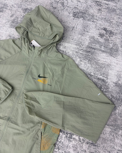 Nike Stride Graphic Windbreaker - Sage Green